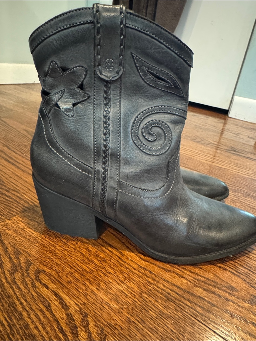 Carlos by Carlos Santana Leather Cowboy Booties with Cutouts Size 9M - Picture 2 of 10